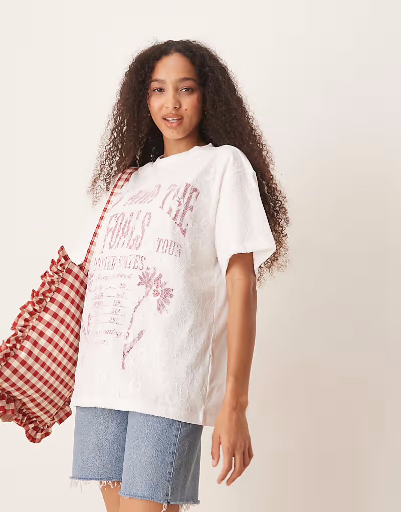 

Футболка свободного кроя ASOS DESIGN с принтом в виде полосы и кружевной накладкой белого цвета
