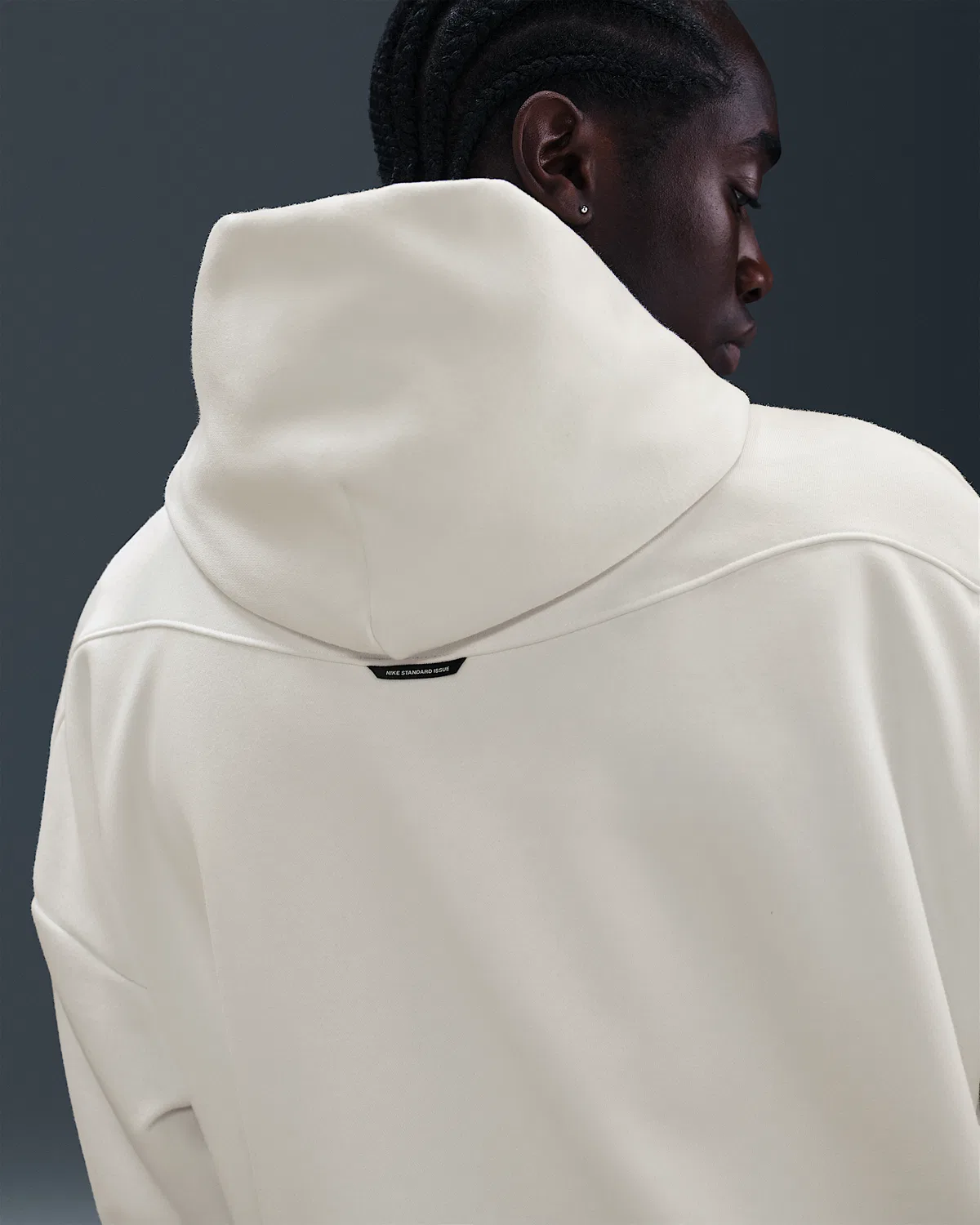 Мужская флисовая баскетбольная худи-пуловер Nike Standard Issue Therma-FIT, Sail/Black — фото 2