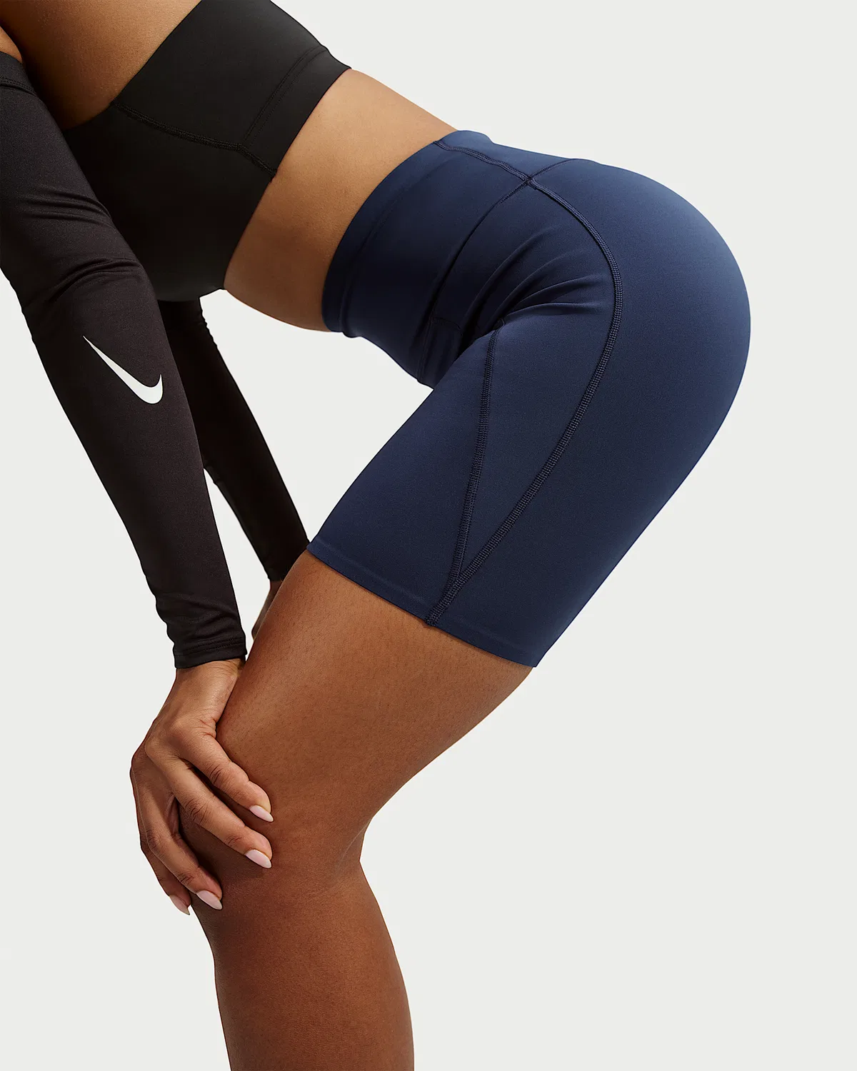Женские велосипедки Nike Universa с высокой посадкой 8" без переднего шва, Midnight Navy/Midnight Navy/Dark Obsidian — фото 4
