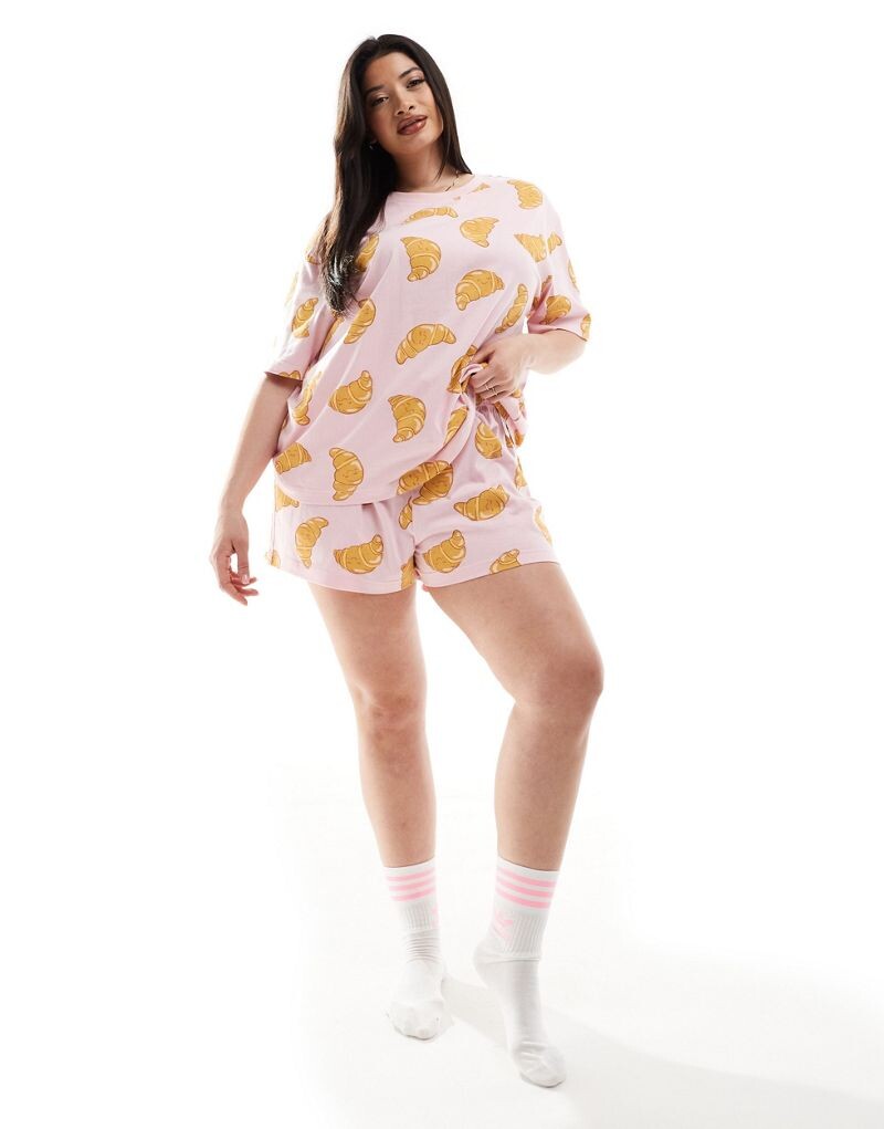 

Розовая футболка оверсайз с круассанами и короткая пижама ASOS DESIGN Curve