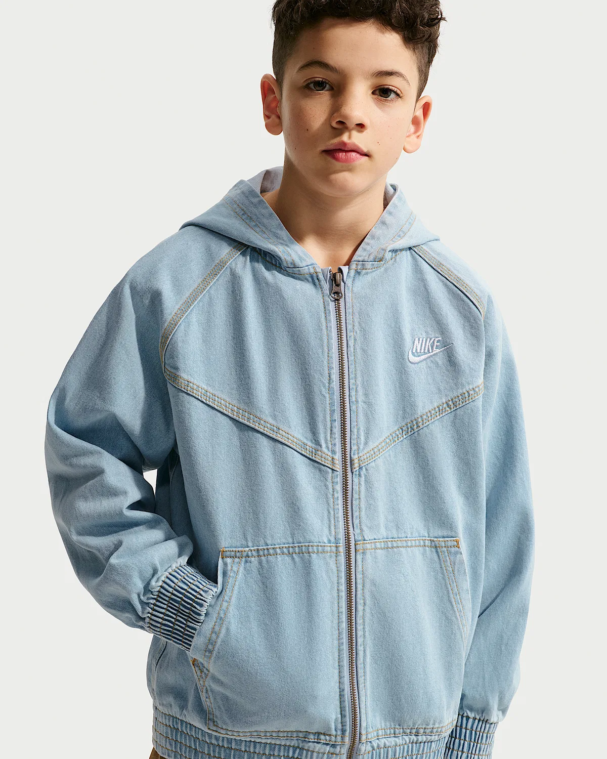 Детская джинсовая куртка на молнии с капюшоном Nike Sportswear Collection, Light Armory Blue/Light Armory Blue/Wheat/Light Armory Blue — фото 3