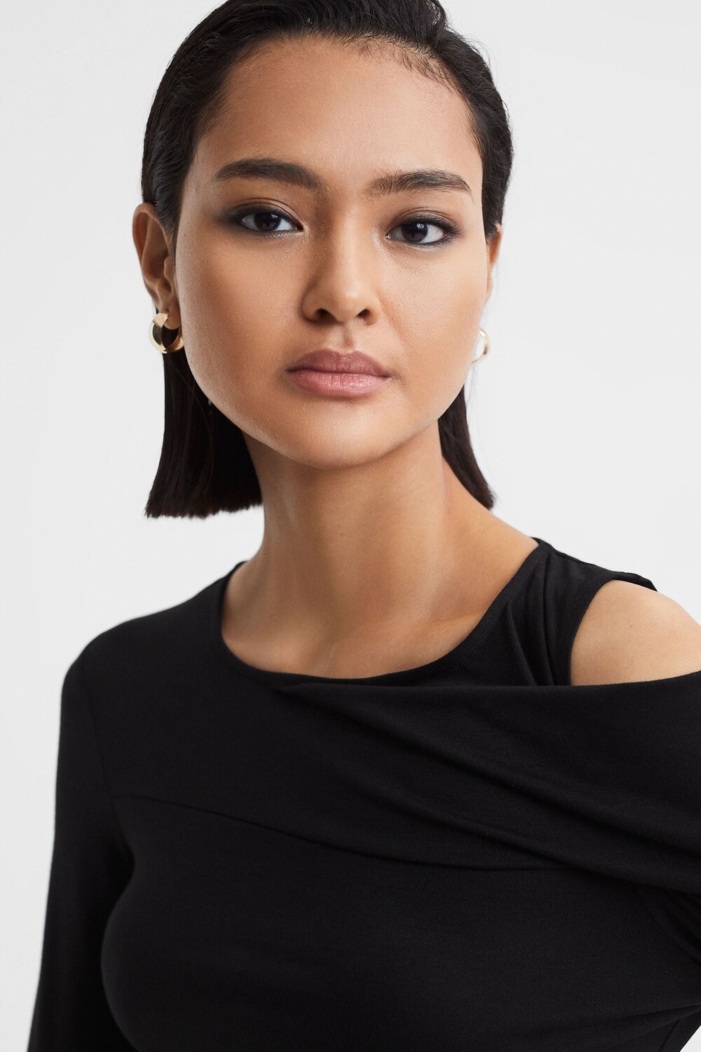 

Топ Adeline с драпировкой на плечах Reiss, черный