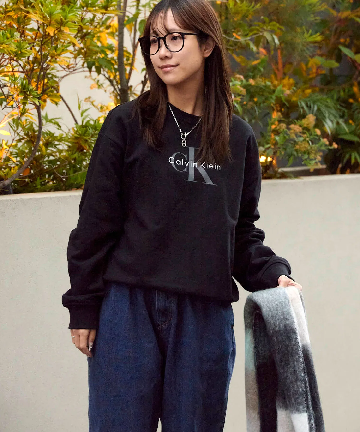 Толстовка Calvin Klein LS MONOLOGO FRENCH TERRY RLXD CREW с монограммой и круглым вырезом — фото 3