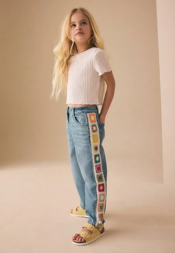 Джинсы свободного кроя с вышитой боковой лентой Next, Blue Denim — фото 3