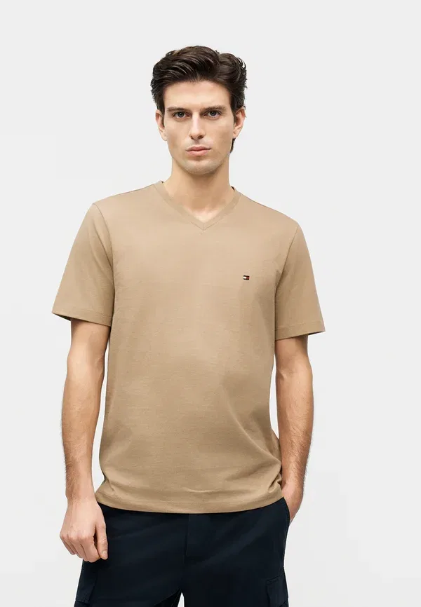 Футболка Tommy Hilfiger Essential v neck tee core basic t-shirt, батик хаки — фото 4