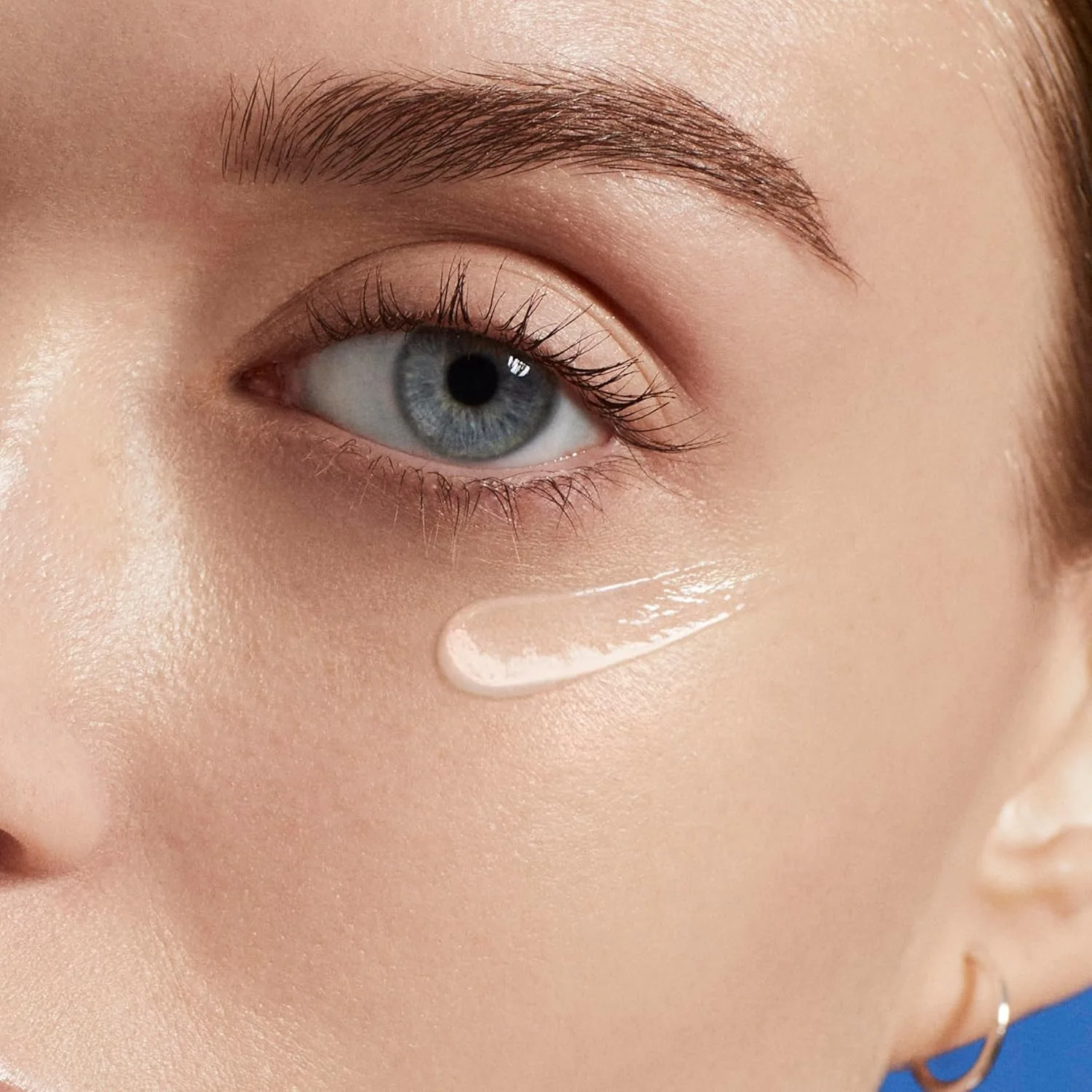 Biotherm Aquasource Total Eye Revitalizer Gel - Увлажняющий гель с противоотечными компонентами для уменьшения отеков под глазами, с мгновенным охлаждающим эффектом, 0,5 жидких унций. — фото 4