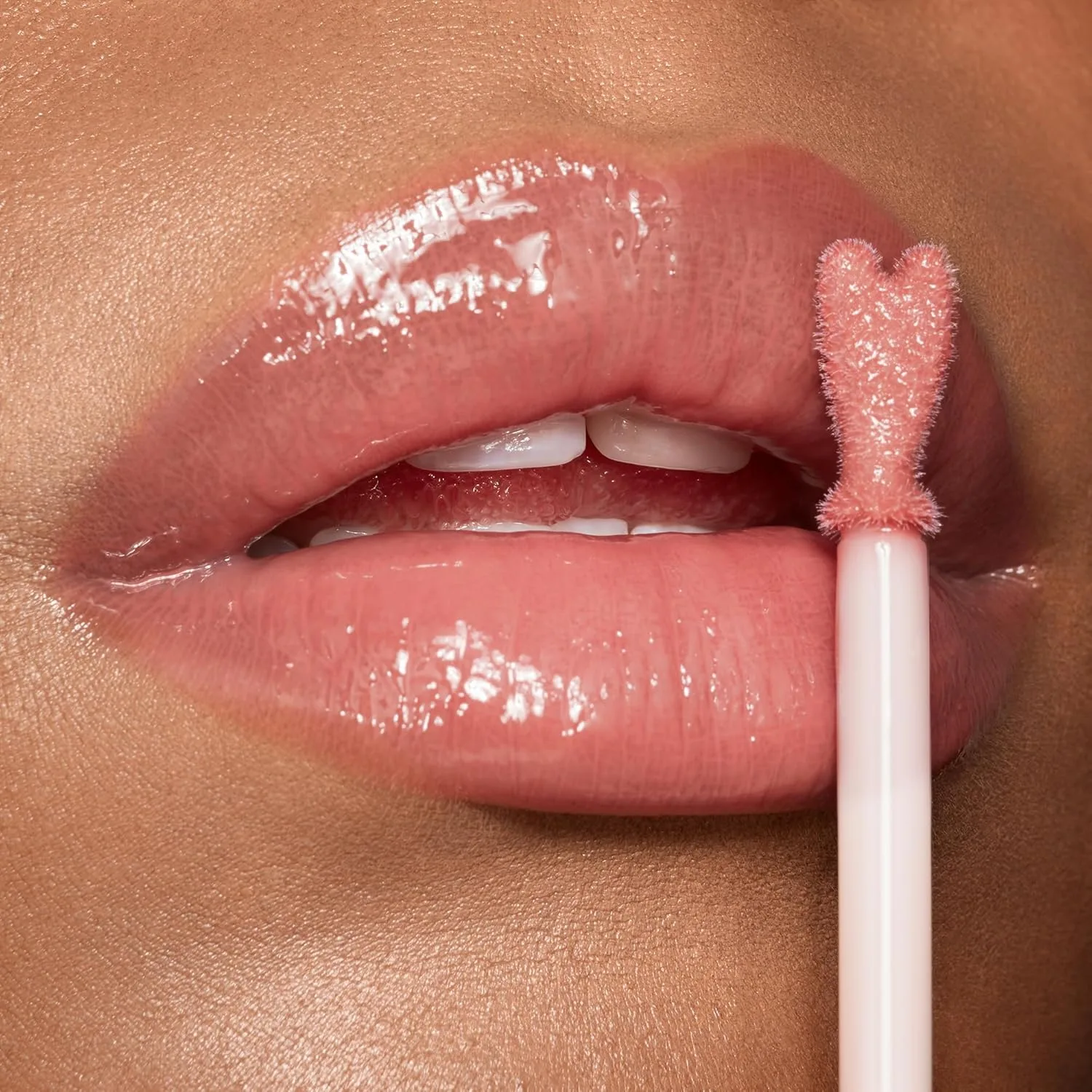 Charlotte Tilbury Collagen Lip Bath - Блеск для губ, придающий им объем и сияние - Формула с ухаживающими компонентами для увлажнения и питания губ, Pillow Talk - nude pink — фото 4