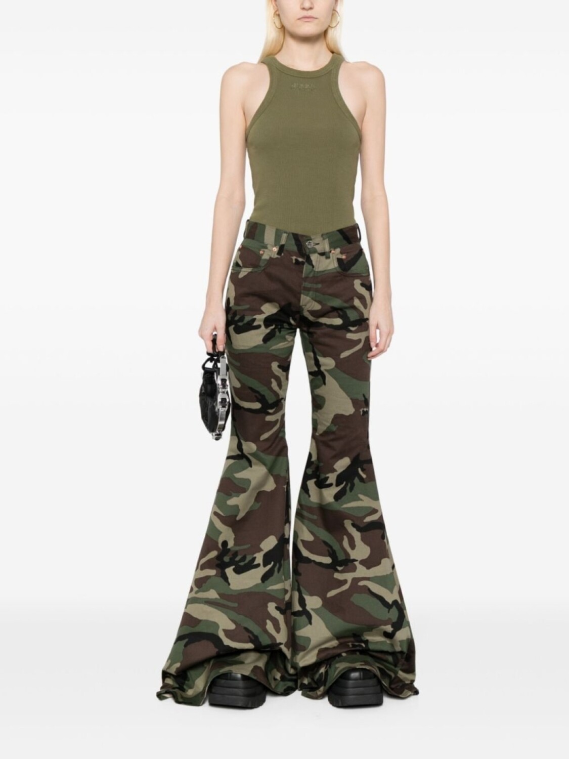 VETEMENTS расклешенные брюки с камуфляжным принтом, зеленый — фото 2