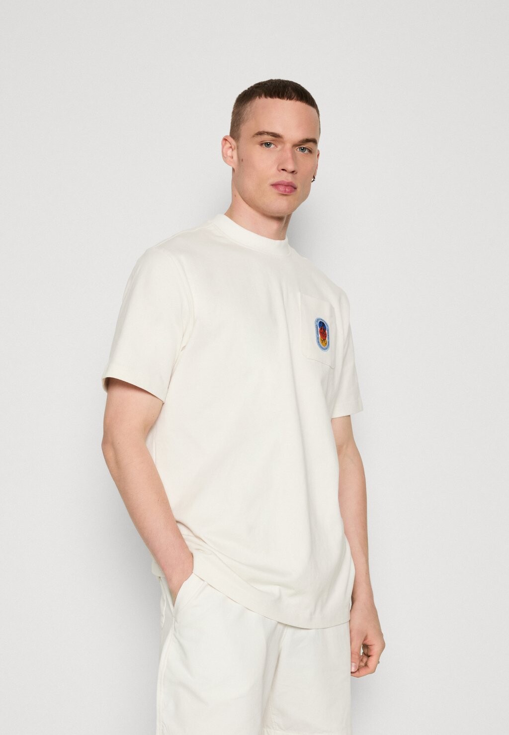 

Базовая футболка adidas Originals, облачно-белая