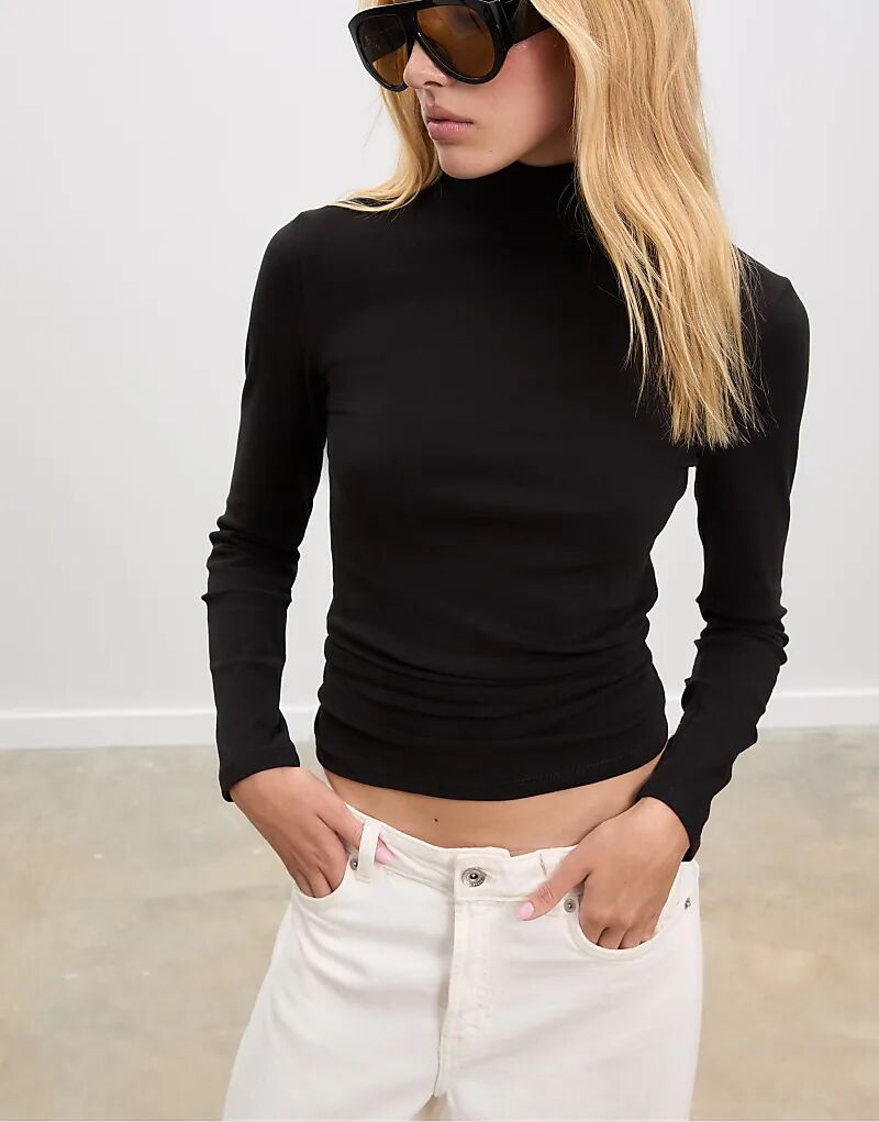 

Футболка Stradivarius Basic с высоким воротом черного цвета