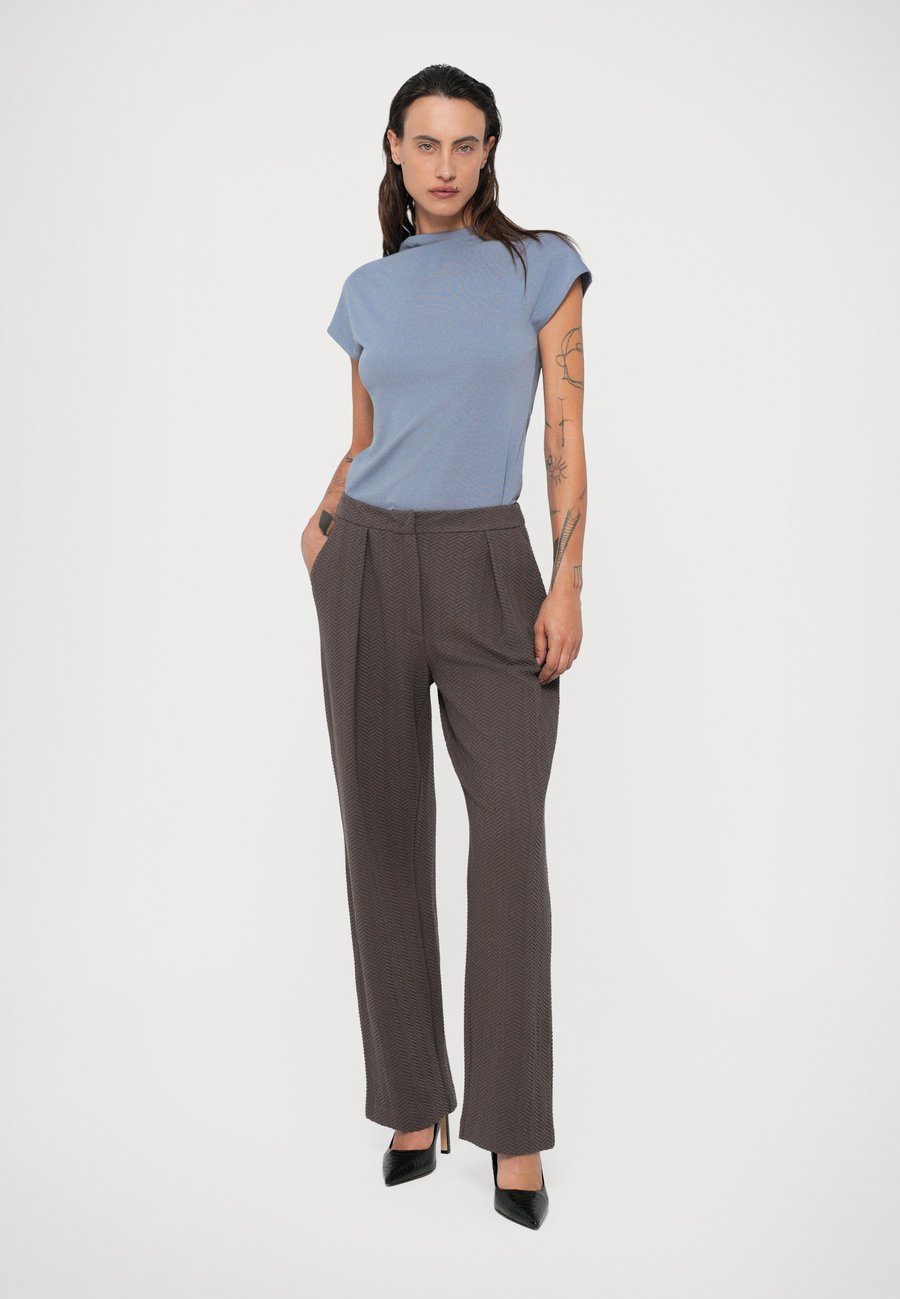 Брюки Emporio Armani Trousers, Brown/Mottled Anthracite — фото 2
