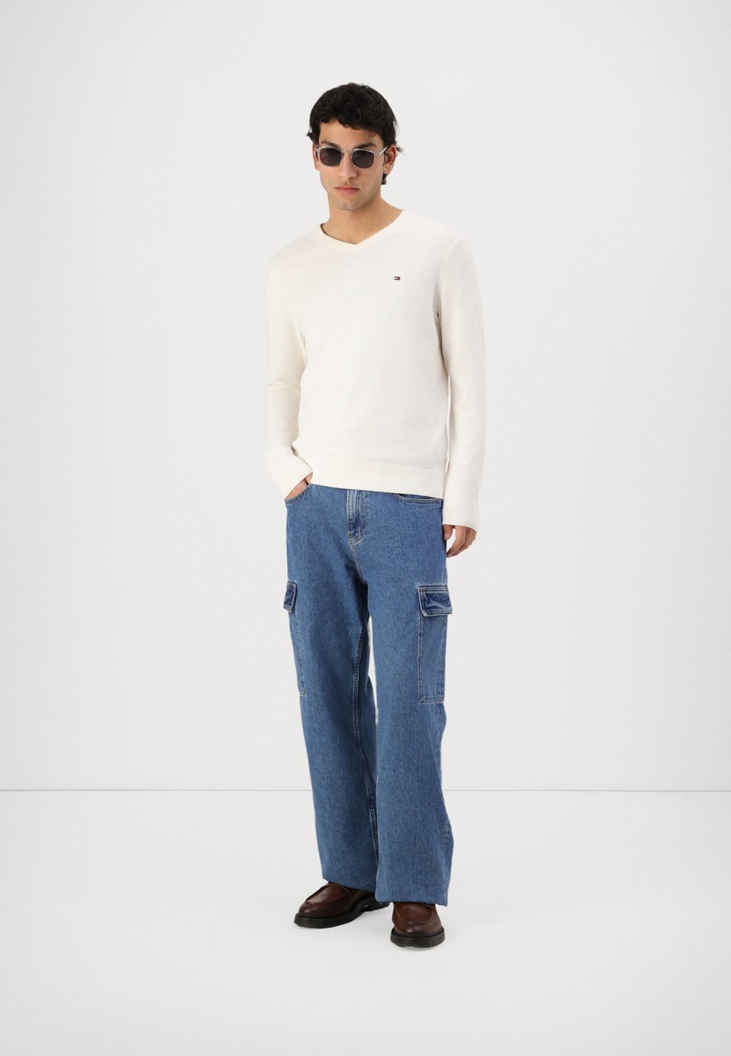 Свитер ESSENTIAL V NECK Tommy Hilfiger, слоновая кость — фото 2