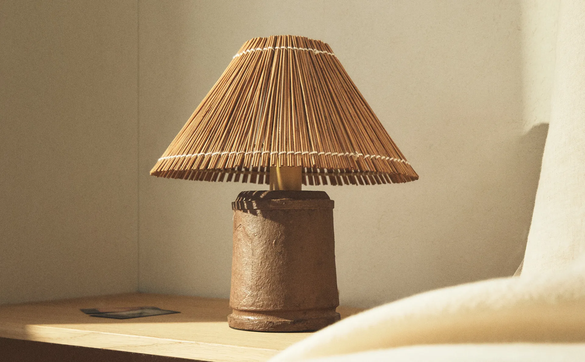 

Настольная лампа из ротанга Zara Home, коричневый