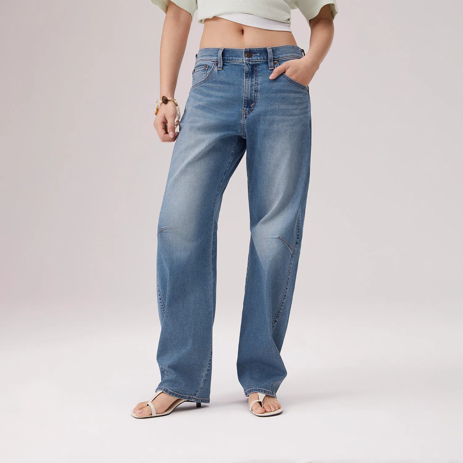 Джинсы женские Medium Blue с умеренно широкими штанинами Levis — фото 4