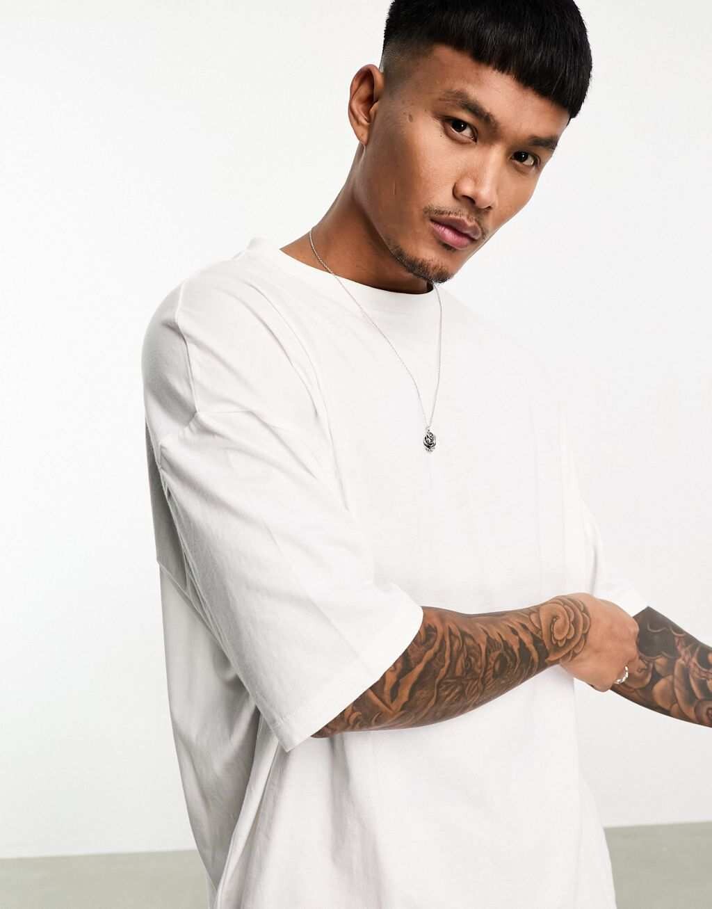 Комплект оверсайз-футболок с круглым вырезом ASOS DESIGN (2 шт.) черного и белого цвета — фото 3