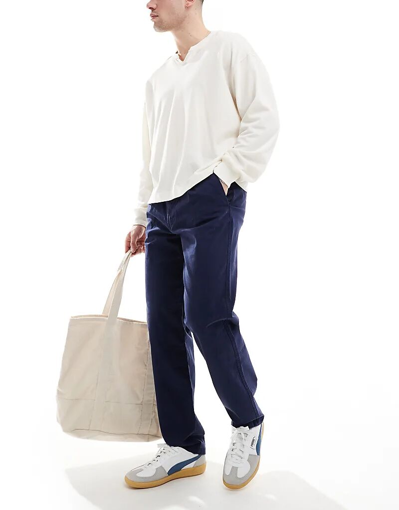 

Потертые брюки темно-синего цвета