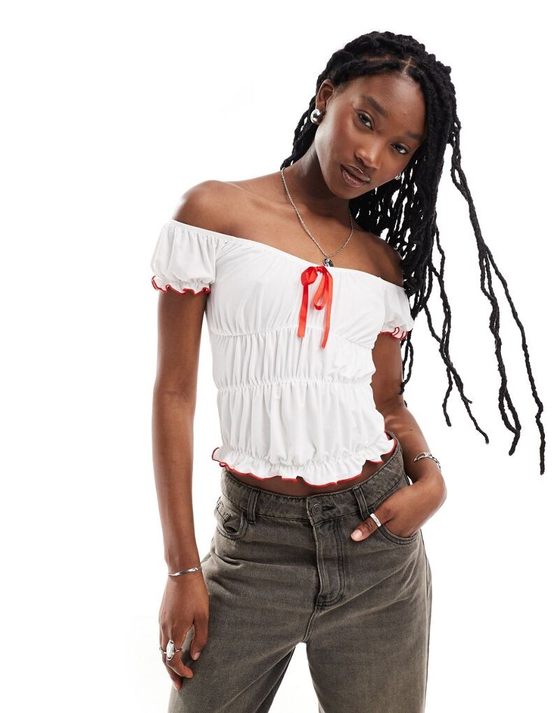 

COLLUSION – кремовый топ со сборками, открытыми плечами и декоративным бантом