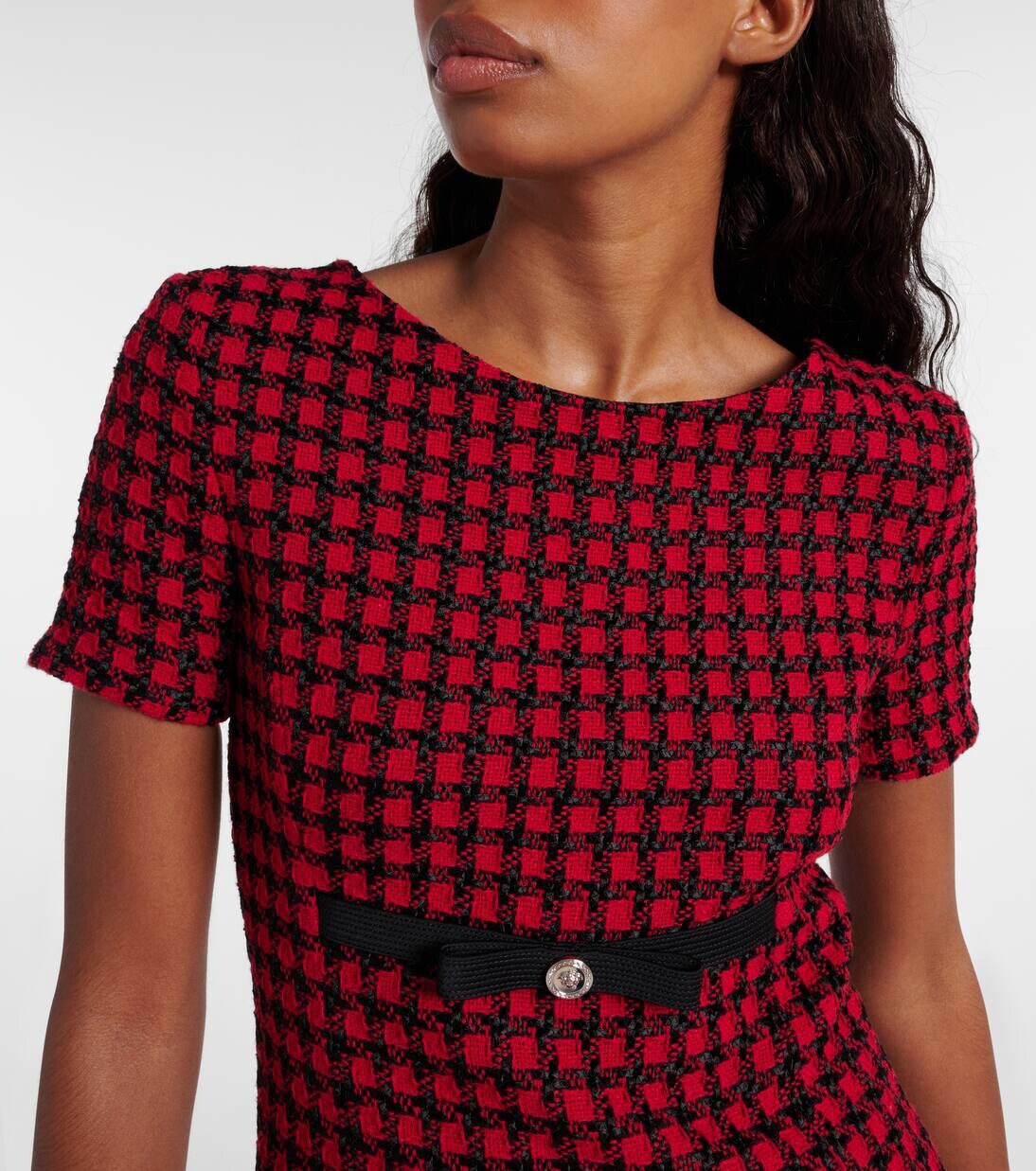 Мини-платье из твида с добавлением шерсти в клетку Versace, цвет lipstick red, black — фото 4