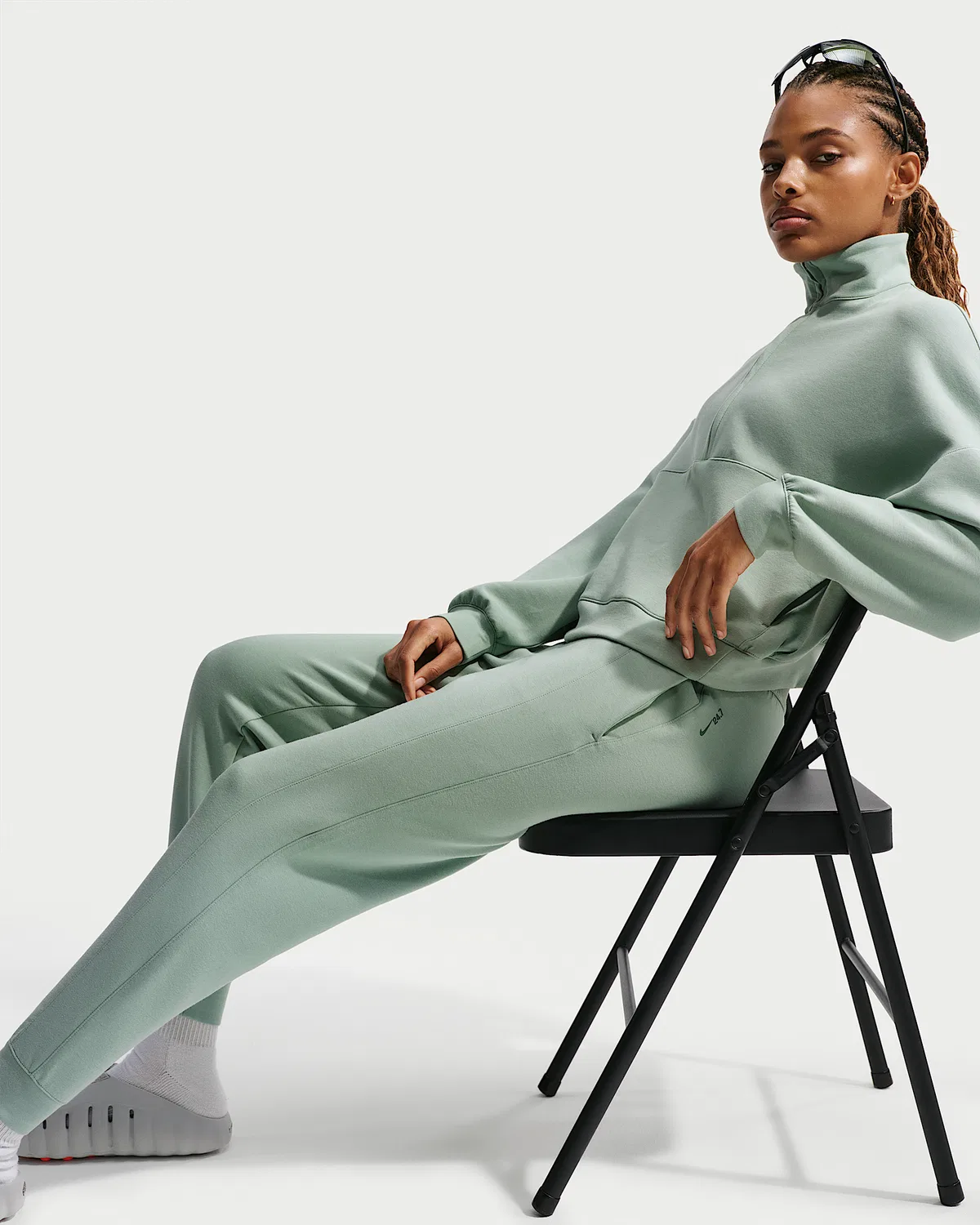 Женские джоггеры Nike 24.7 ImpossiblySoft Dri-FIT со средней посадкой, Steam/Dutch Green — фото 4