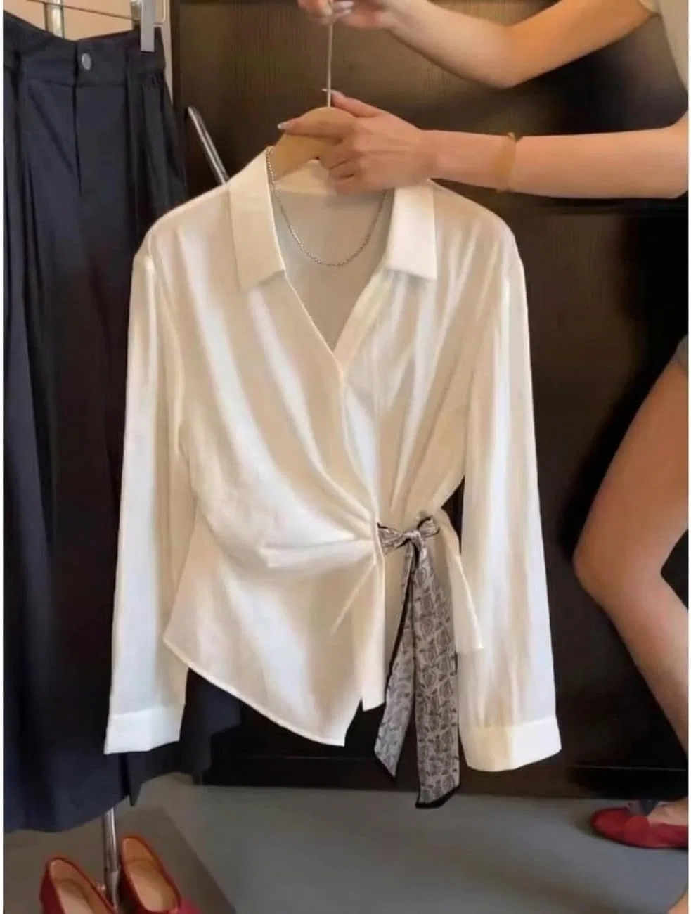 Блуза белая, женская, с запахом, с шарфом, Regular Fit — фото 2
