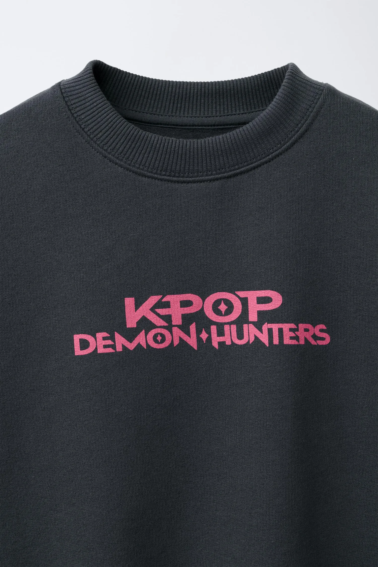 Kpop demon hunters netflix печатная футболка Zara, антрацитово-серый — фото 3