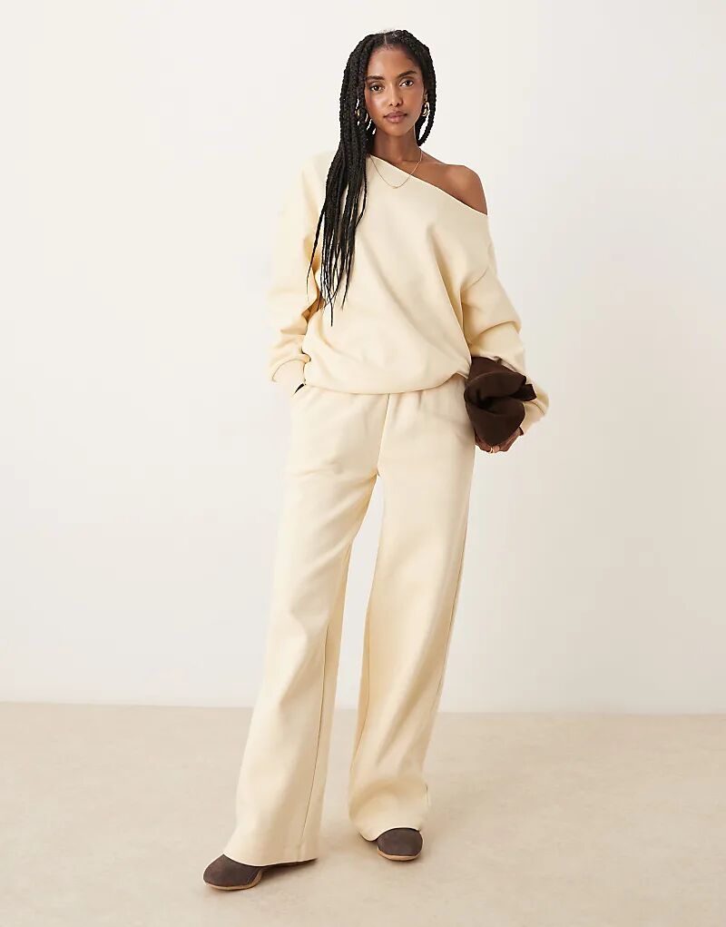 

Широкие брюки-джоггеры ASOS DESIGN с защипом и ворсом в цвете пахты