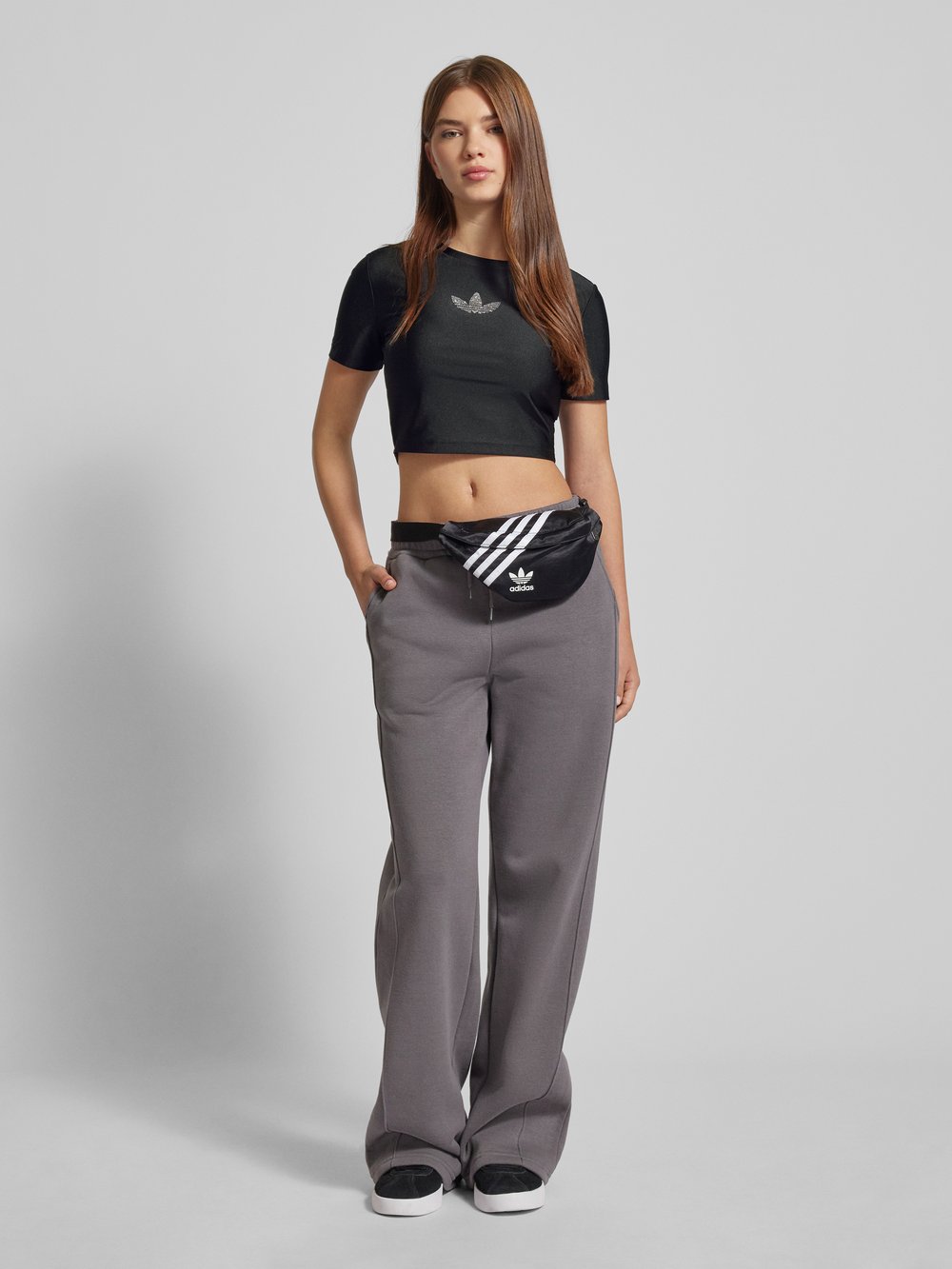 

Укороченная футболка со стразами adidas Originals, черный