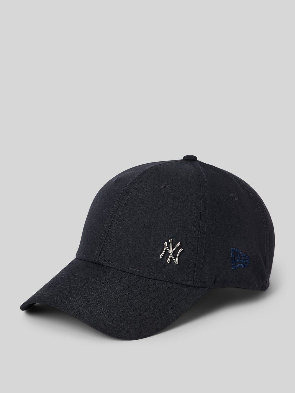 

Бейсболка с этикеткой New Era