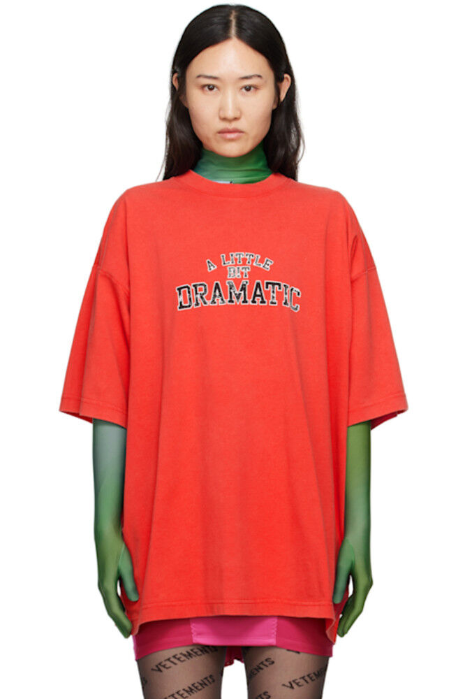 

Красная футболка «A Little Bit Dramatic» VETEMENTS