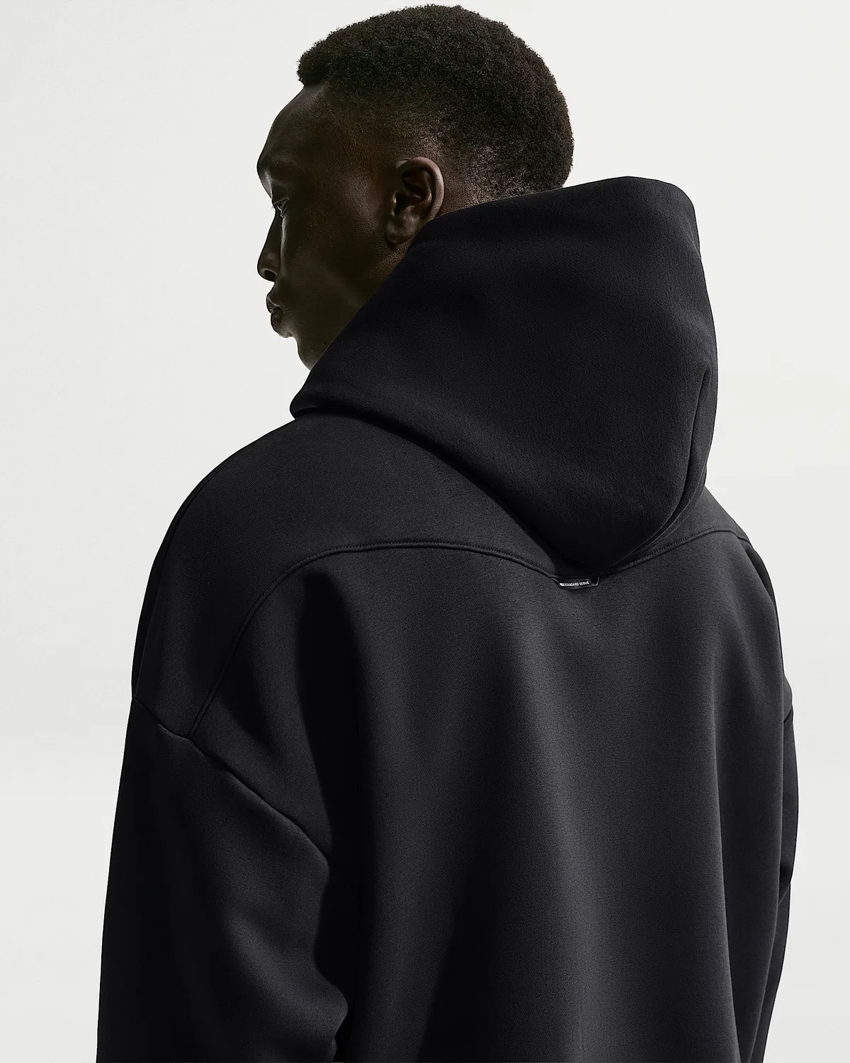 Мужская флисовая баскетбольная худи-пуловер Nike Standard Issue Therma-FIT, Black/Pale Ivory — фото 2