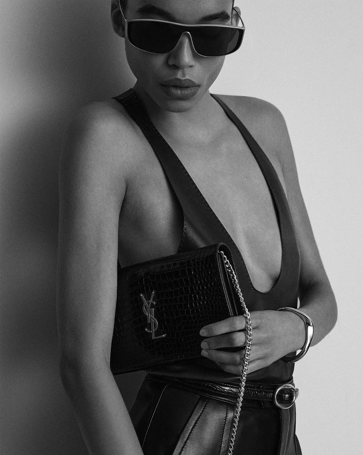 Кошелек на цепочке CASSANDRE из блестящей кожи с тиснением под крокодила SAINT LAURENT, черный — фото 2