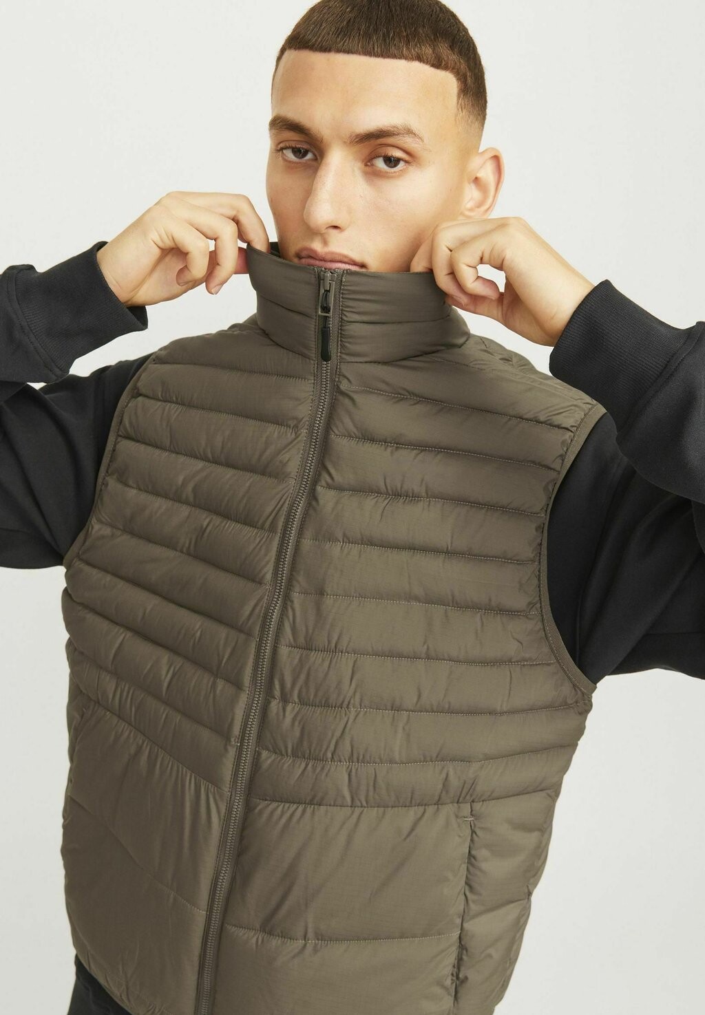 

Жилет JJESTATE PACKABLE Jack & Jones, светло-коричневый