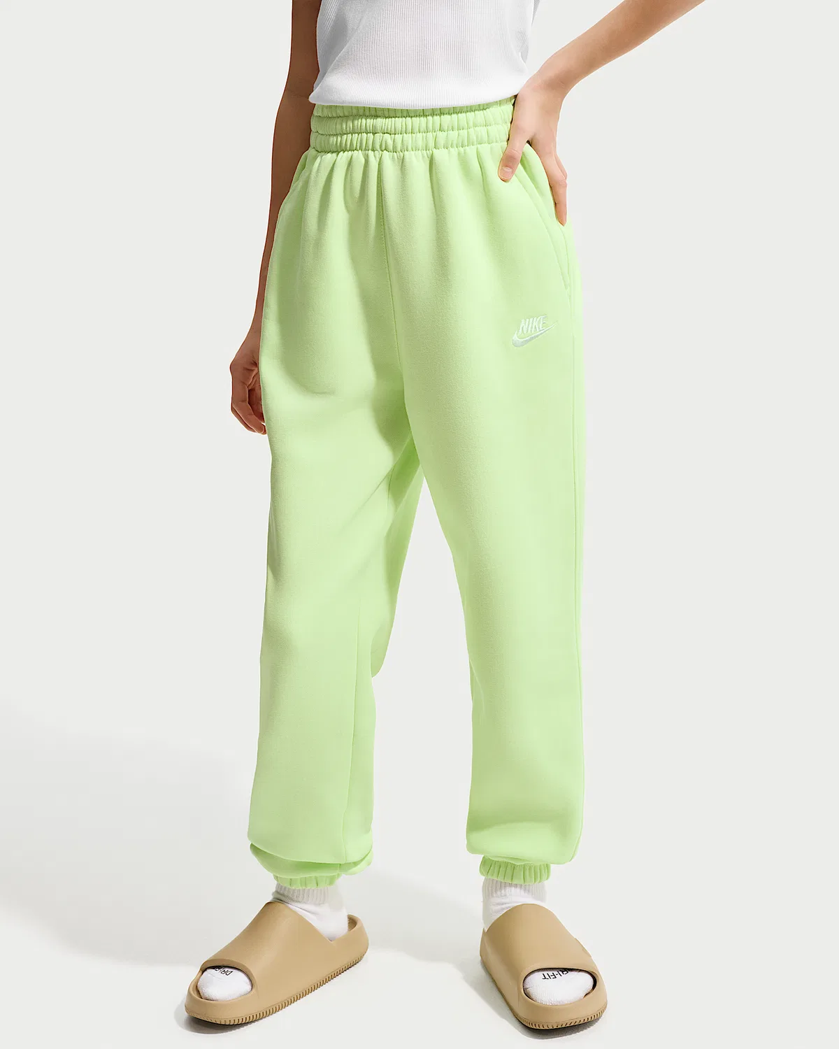 Детские свободные штаны Nike Sportswear Club Fleece, Light Liquid Lime/Light Liquid Lime/White — фото 2