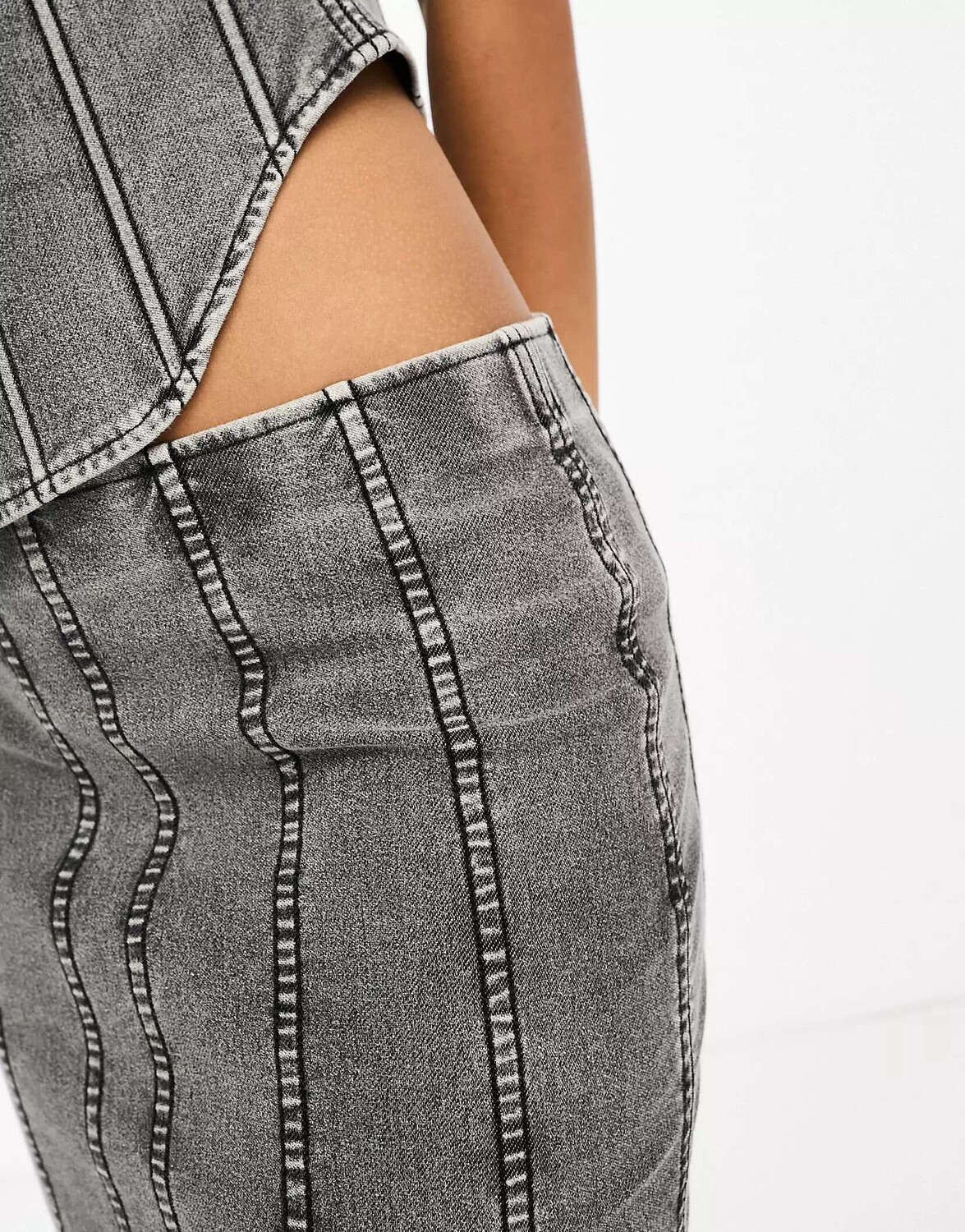 

Координатная юбка миди Weekday Bell черного цвета