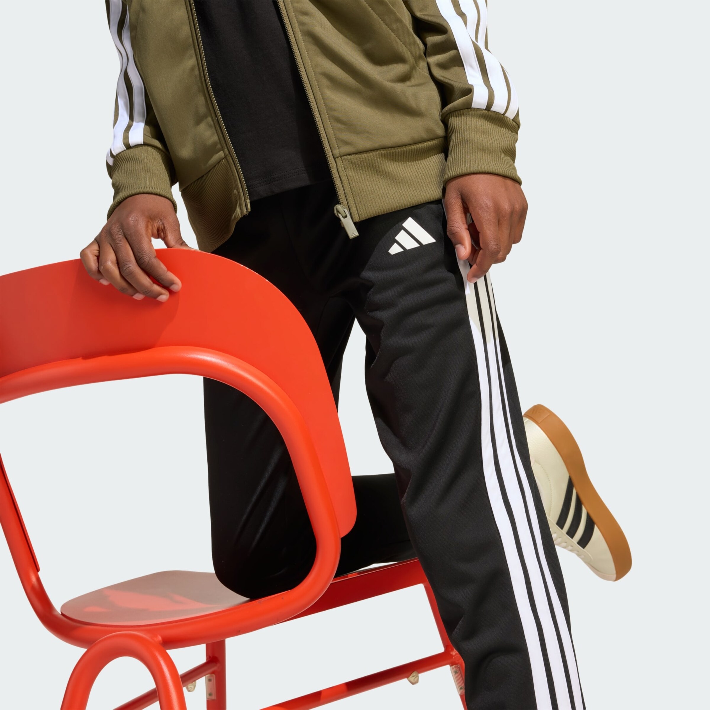 Adidas Sportswear Спортивный костюм 'Seasonal Essentials Tiberio' в цвете оливковый, черный — фото 4