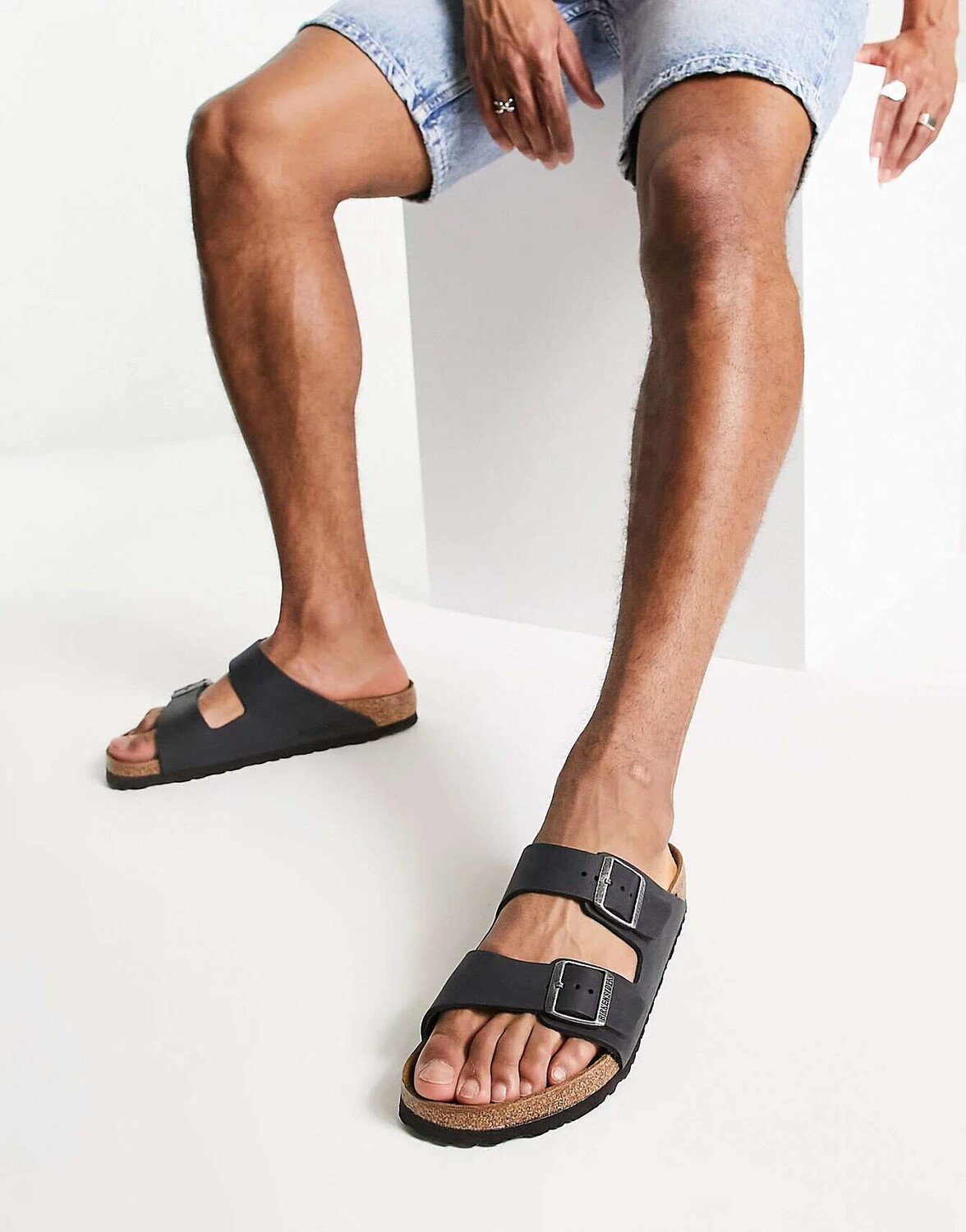 

Сандалии Birkenstock Arizona из черной промасленной кожи