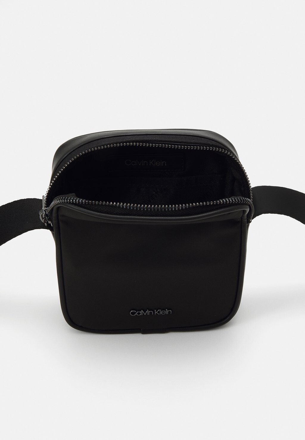 

Сумка через плечо Cube Reporter Unisex Set Calvin Klein, черная