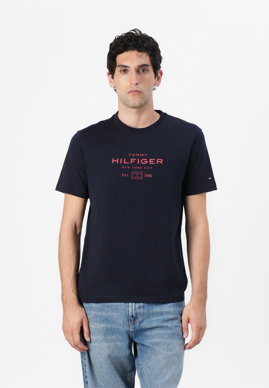 

Футболка Tommy Hilfiger STACK GRAPHIC TEE, Desert Sky/Dark Blue