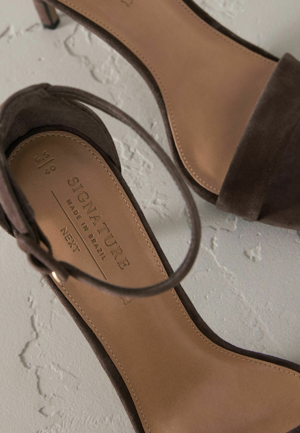 Сандалии REGULAR FIT-SIGNATURE ROUND TOE BUCKLE DETAIL MID SIMPLE Next, коричневый — фото 3