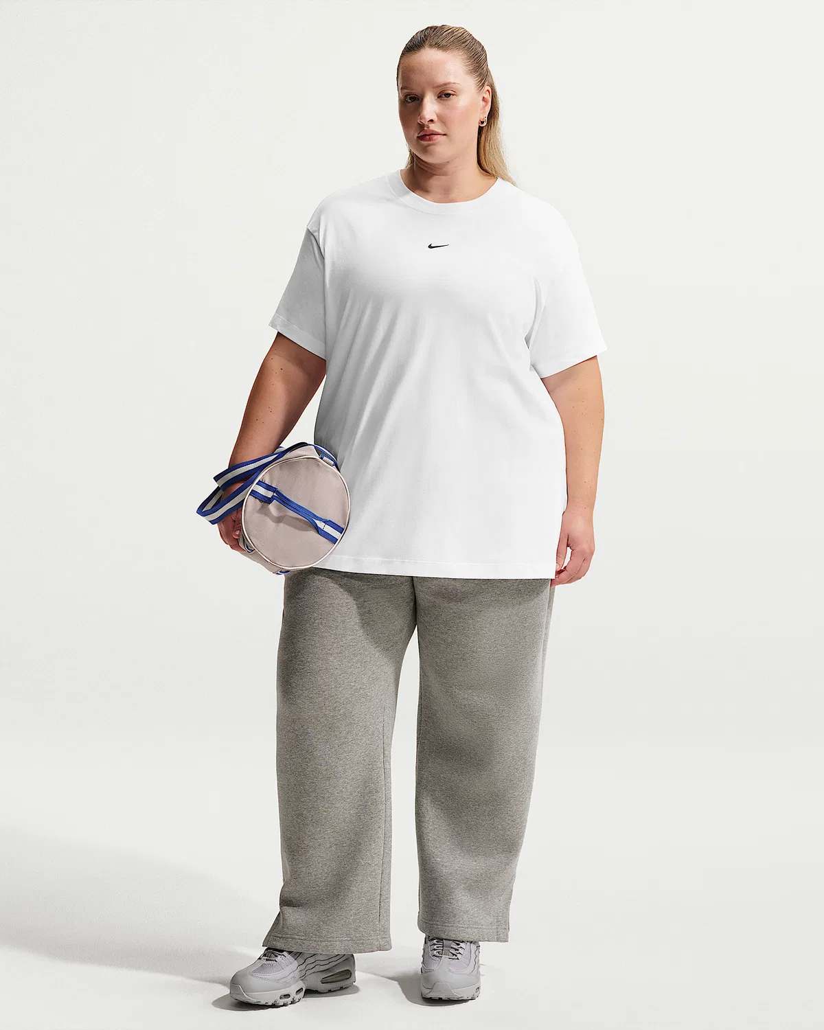 Женская оверсайз футболка с коротким рукавом (плюс сайз) Nike Sportswear Classic, White/Black — фото 4