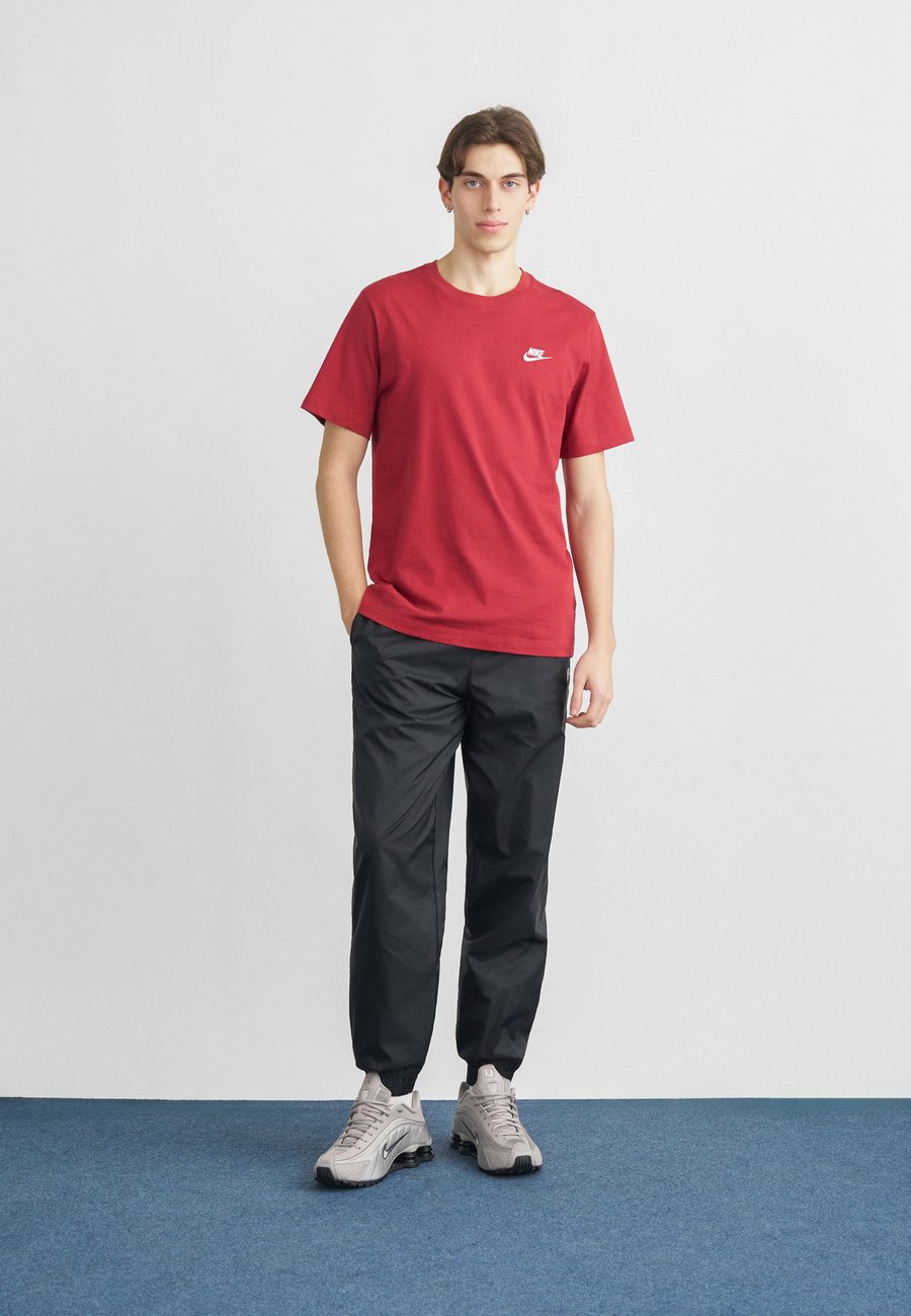 Футболка Nike Sportswear CLUB TEE, Team Crimson/Bordeaux — фото 2