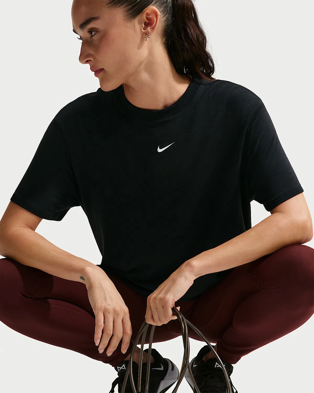 Женский топ Nike One Relaxed с коротким рукавом Dri-FIT, Black/White — фото 3