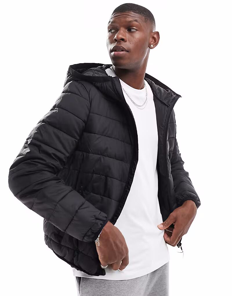 

Легкая стеганая куртка черного цвета с капюшоном Bershka