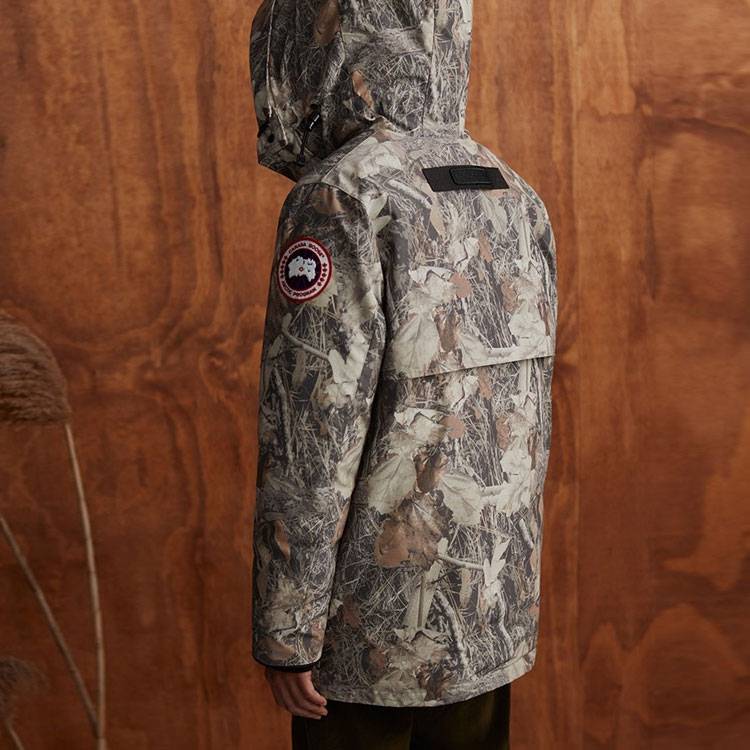 Пуховик унисекс с камуфляжным принтом "Кленовый лист" Canada Goose — фото 4