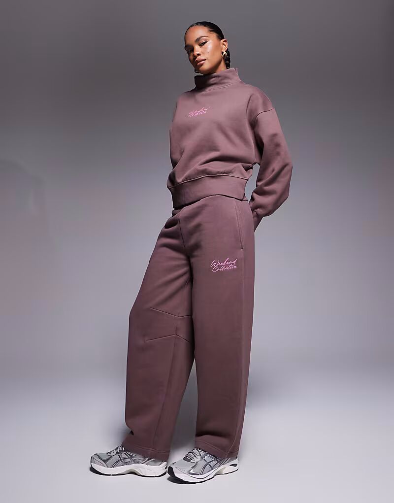 

Спортивные брюки Weekend Collective Coord с вышитыми каракулями шоколадного цвета Asos Weekend Collective