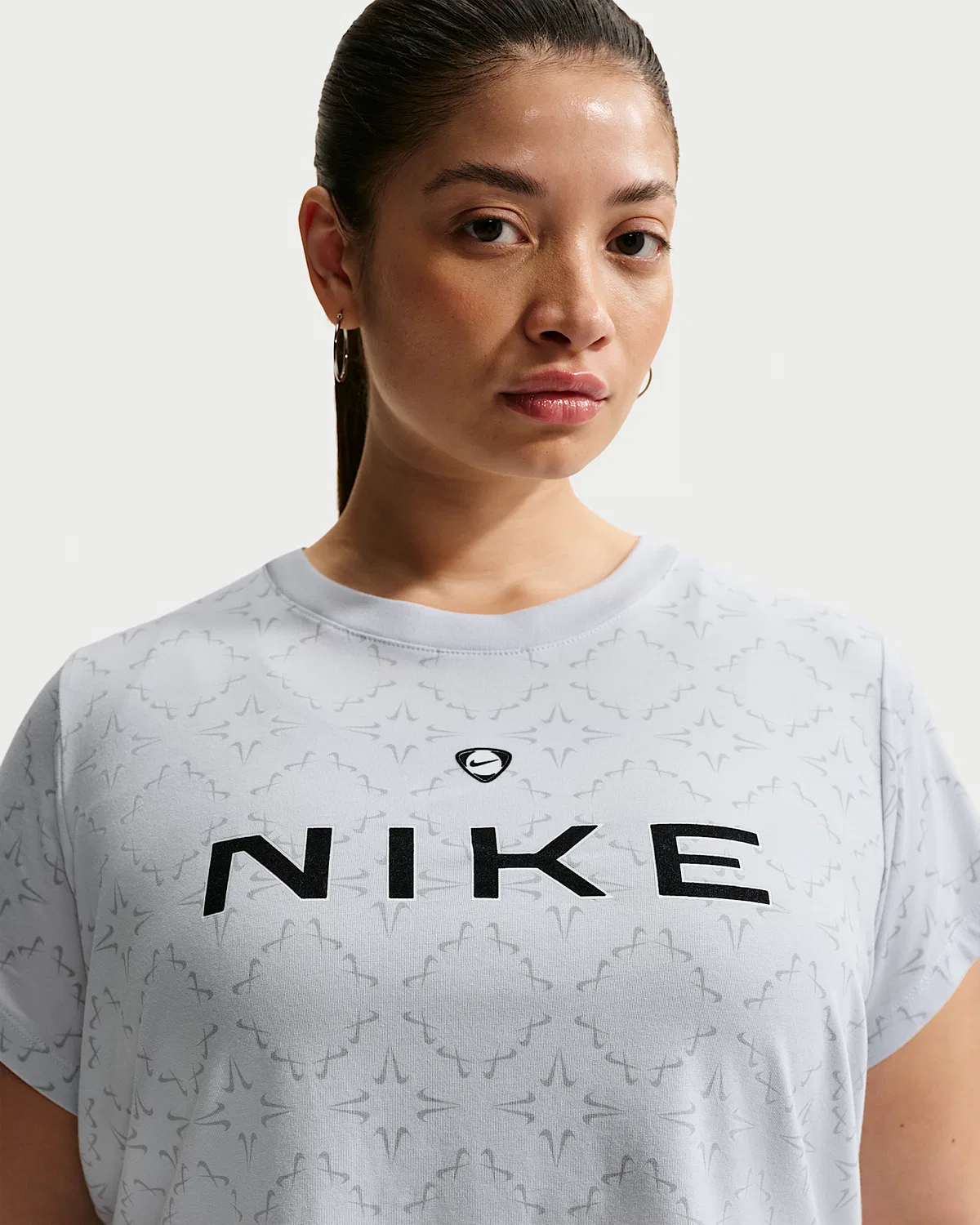 Женская укороченная футболка Slim (Plus Size) Nike Sportswear Chill Knit, Pure Platinum/Light Smoke Grey — фото 3