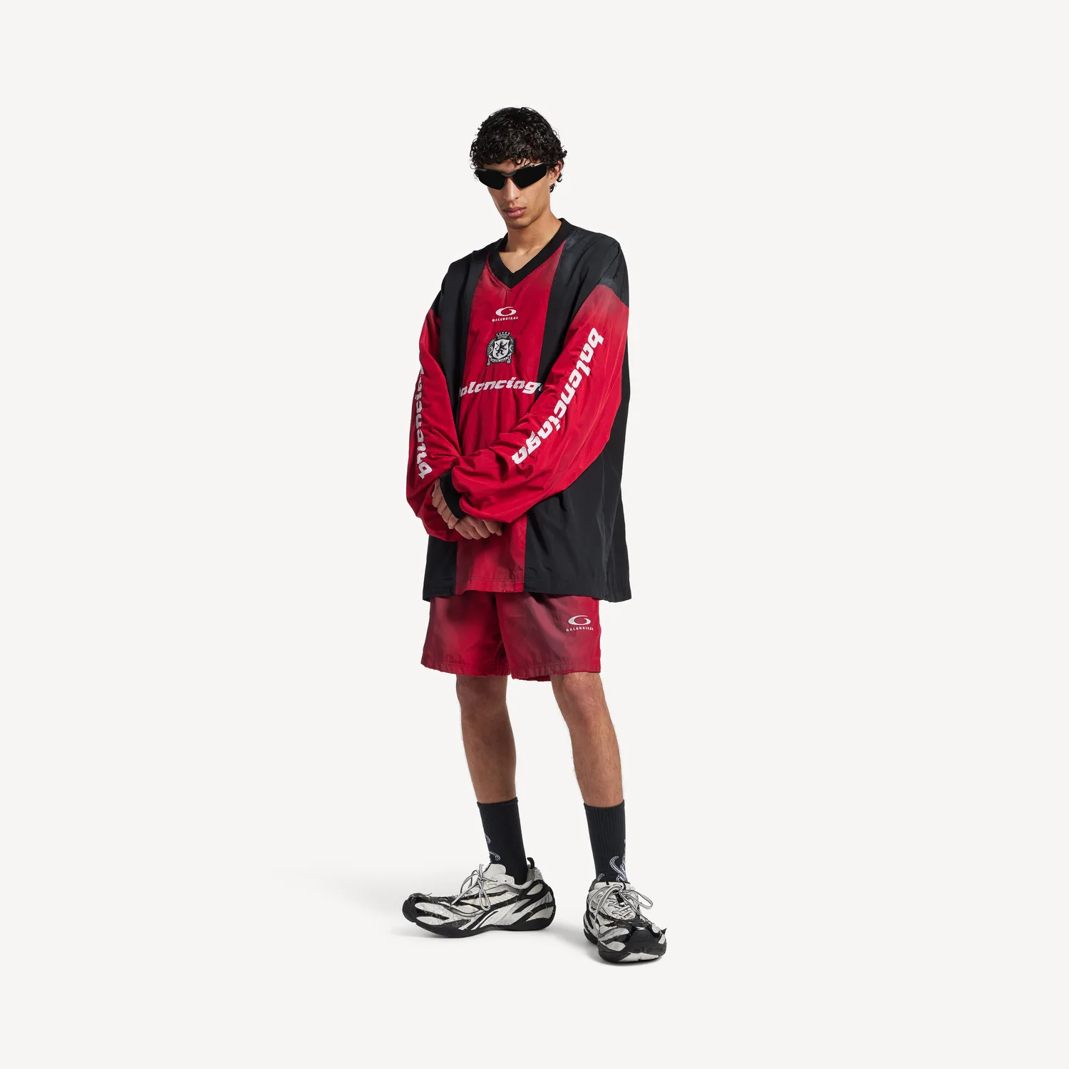 BALENCIAGA Мужская верхняя одежда - лонгслив в цвете "красная помада/черный" — фото 2
