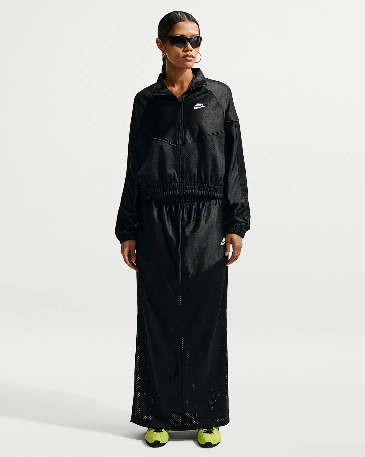 Женская оверсайз куртка Windrunner Nike Sportswear, Black/Sail — фото 4