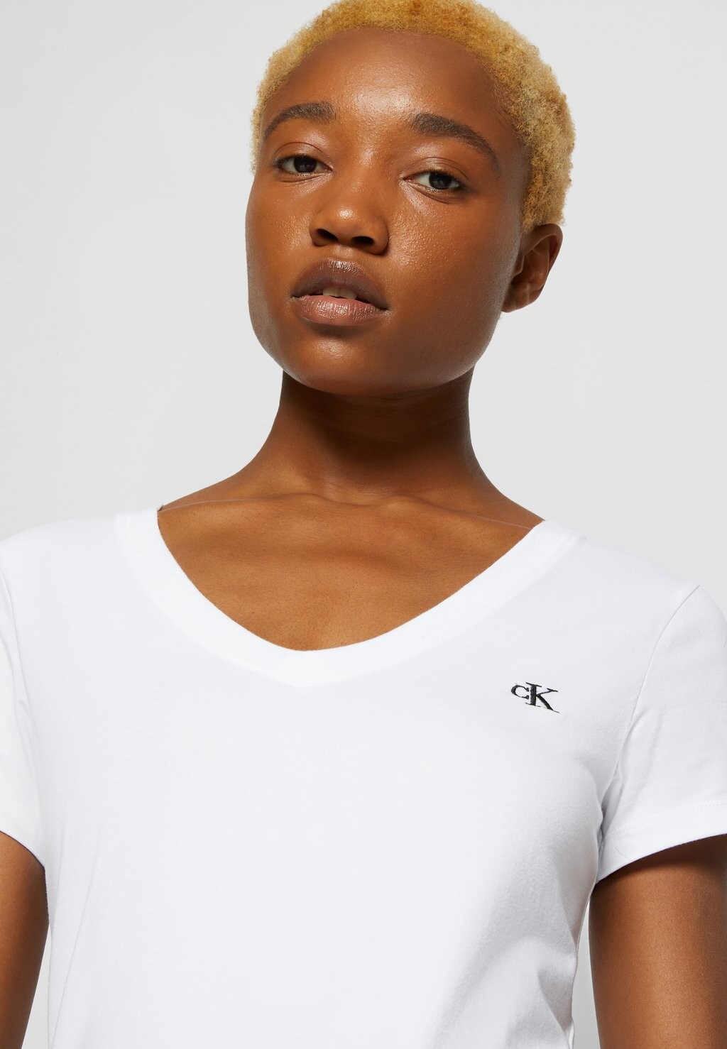 Базовая футболка Embroidery V Neck Calvin Klein, ярко-белая — фото 2