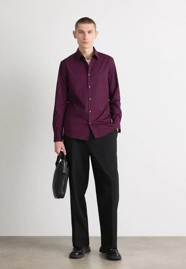 Однотонная эластичная приталенная рубашка Calvin Klein, Passion Plum — фото 2